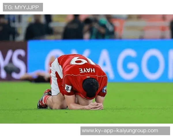 印尼主帅克鲁伊维特赛后情绪失控怒砸椅子眼眶泛红引发关注